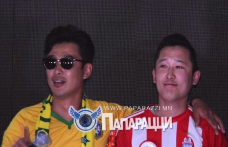 Жүжигчин Тэмка хөл бамбагийн улаан фанат