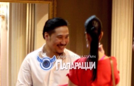 Жүжигчин Эби эхнэрээ олонд танилцууллаа