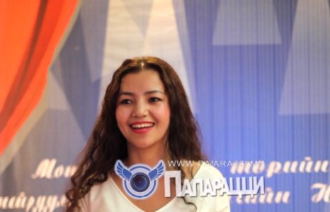 Жүжигчин Амгаагын алаг нүдэн