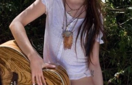 Аймшигийн киноны жаахан охин одоо үзэсгэлэнт бүсгүй болжээ фото