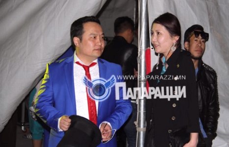 Маадай эхнэрээ ил гаргав