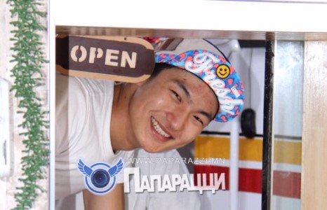 Загвар өмсөгч Билгүүн “бургер”-ын газар нээжээ