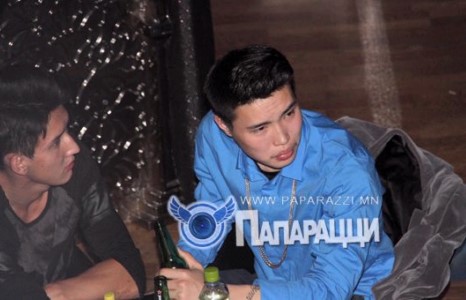 Б.Алдар хүү эрийн цээнд хүрч,бааранд пиво шимингээ суув