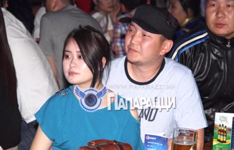 Үг Сөрөгчид хамтлагын ахлагч Бат-Эрдэнэ хуримаа хийлээ