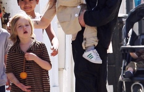 Брэд Питт эхнэртээ хайргүй гэж үү?