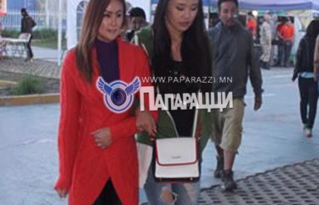 Ягаан өнгийг моданд оруулагч бүсгүй