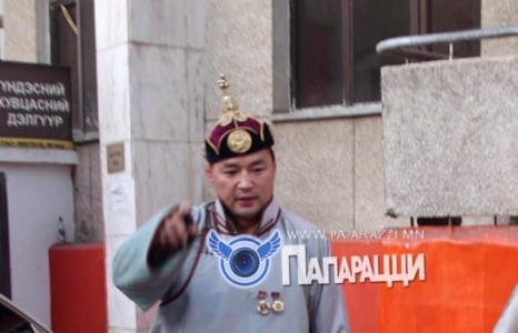 Дархан аварга А.Сүхбат улстөрд “зодоглоно”
