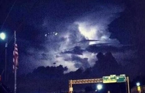 Хьюстоны оршин суугчид үл мэдэгдэх нисдэг биет харжээ