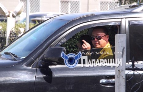 Э.Бат-үүл даргаа эхнэр чинь юу хийгээд хотоор дэмий сэлгүүцээд байгаа юм бэ?