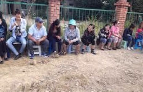 Хүүхдээ харж байгаа ээжид цалин олгоё