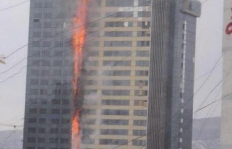 Паркийн дэргэдэх Шангрилагийн барилга шатаж байна
