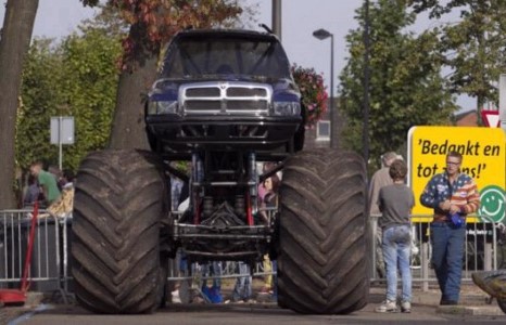 Автошоуны үеэр аварга машин үзэгчид рүү орж 3 хүн нас барав