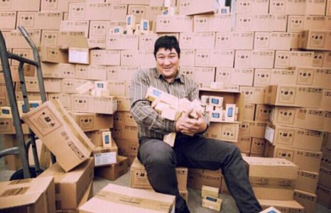 Зангарагтай жүжигчин маань 22000 хүнд гар утас үнэгүй тараах гэж байгаа юу?