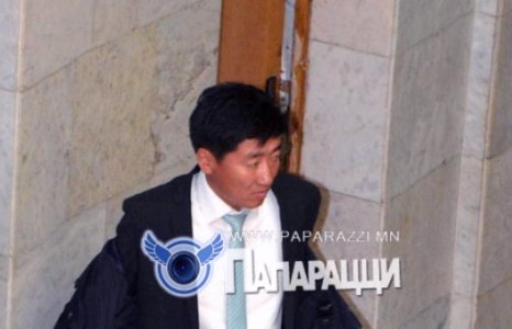 Дуучин Ч.Бат-Эрдэнэ гадаадад ч үндэсний хувцсаараа гангардаг