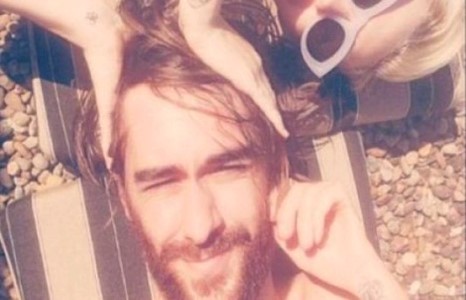 Майли Сайрусын сайн найз түүний нүцгэн өгзгийг олонд дэлгэлээ