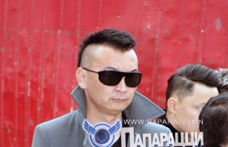 Эхнэрээ сольсон найруулагч Батхүү