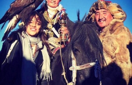 Мишел Родригез Баян-Өлгий аймагт болсон бүргэдийн баярыг үзэв