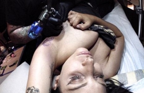 Лэди Гагагийн сугандаа хийлгэсэн шинэ шивээс (Фото)