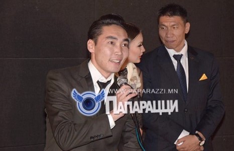 Шавиа гэргийгээ болгосон жүжигчин Мөнх-од