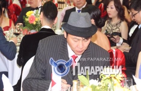 Шаравжамц сайн найзаасаа салжээ