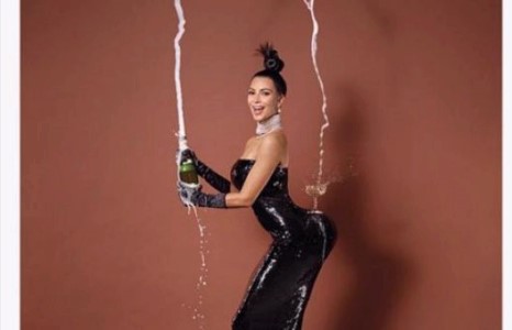 Ким Кардашиан бүтэн нүцгэлжээ