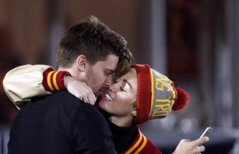 Майли Сайрус найз залуутай болсоноо зарлав