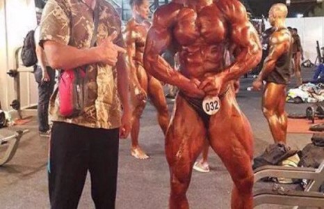 Бодибилдингийн анхны дэлхийн аварга төрлөө