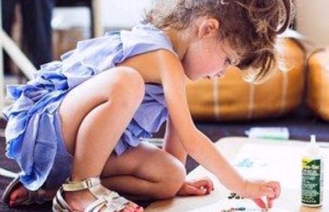 Дөрвөн настай охин брэндийн хувцас бүтээж байна