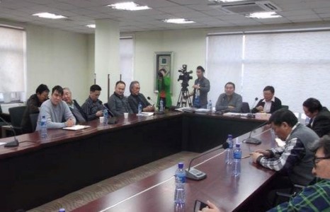Бид ийм ерөнхий сайдаар яах билээ...