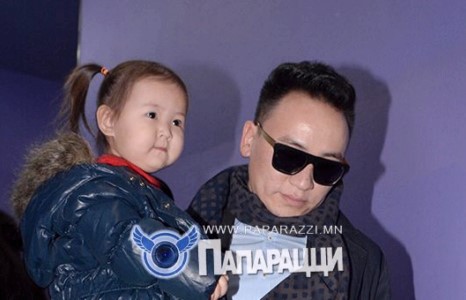 Дуучин Наагий охиныхоо хамтаар ...