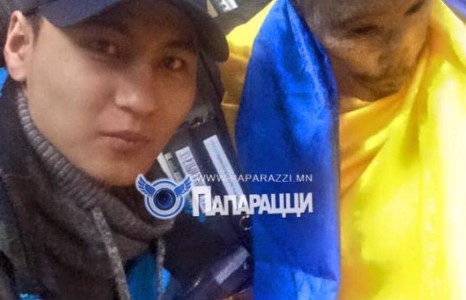 Жүжигчин Энхтүвшин 200 жилийн настай зандаршуулсан шарилтай яаж зургаа татуулав?