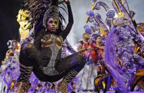 Бразилд карнаваль шоу болж байна