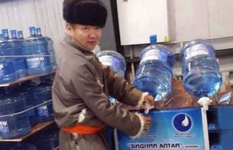 Засаг ноёны хөрөг усны саван дээр “залрав”