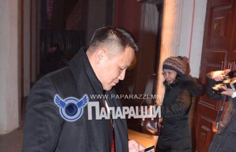 Амрагийн явдалаа зохицуулж чаддагүй гишүүн гундуу явна уу