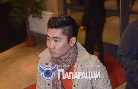 Инээмсэглэл худалдаж авсан эрхэм