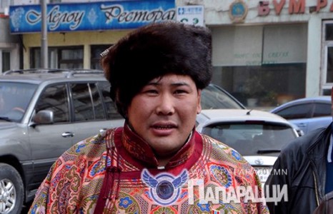 Аавыгаа дээдэлж, эхнэрээ хүндэлдэг аварга