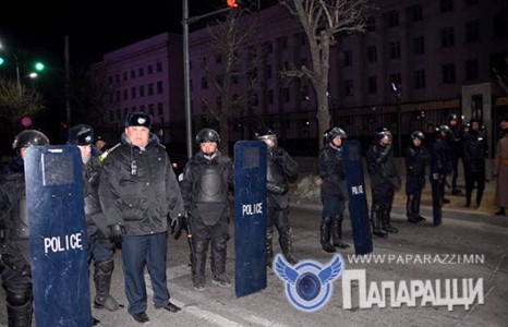 Өлсгөлөн зарлагсдыг албадан буулгажээ 