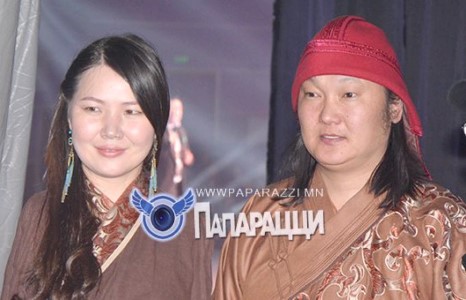 Энэ цагаан сарын бүсгүйчүүдийн гоёлыг С.Жавхлангийн эхнэр тодорхойлж байна