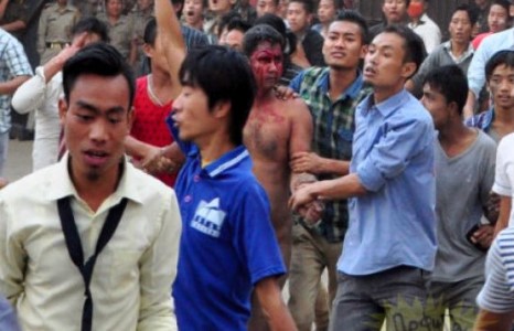 Хүчингийн хэргийн сэжигтнийг уурлаж хилэгнэсэн олон цаазалжээ (18+) 