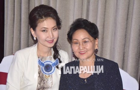 Мисс Содтуяагийн өмөг түшиг