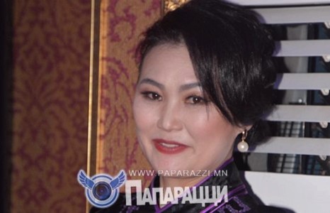 Улаан хацартай хөдөөний охин, мисс болсон түүхтэй