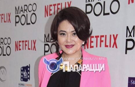 Дуучин Т.Ариунаа 2 сайхан хүүгээрээ халамжлуулж байна