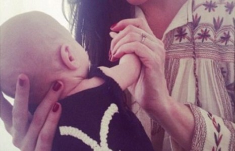 Лив Тэйлор хүүгээ танилцуулав