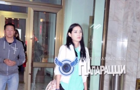 Дуучин Агиймаагийн нөхөр эхнэрээсээ салсанаа зарлав