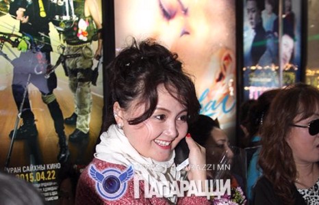 Жүжигчин Д.Оюунтуул одоо хүртэл хүзүүгээ нуусаар...