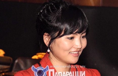 Мисс Гантуяа 3 дахь хүүхдээ өлгийдөн авчээ