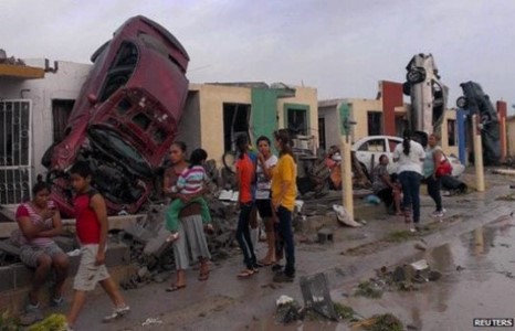 Мексикийн торнадо 13 хүнийг авч оджээ