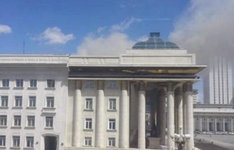 Засгийн газрын ордоны танхим шатжээ