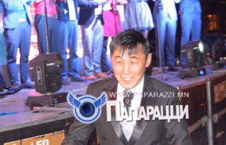 Жүжигчин Дээгий ”мөнгө хөөнө”