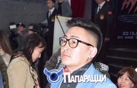 Дуучин Бичүү эхнэрээ олноос нуудаг гэнэ үү